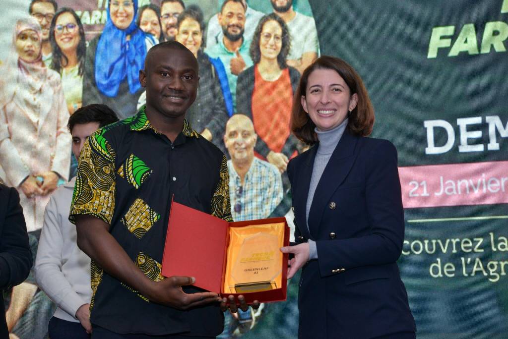 Rachad Sanoussi recevant le prix Tech4Farmers à Fès au Maroc. 